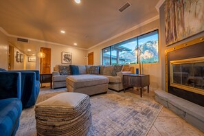 Televisión y chimenea 