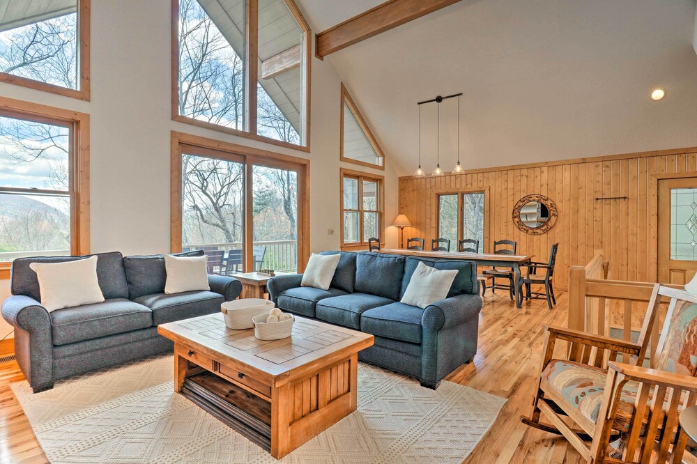 Sapphire Retreat w/ 2 Decks, Views & Resort Access