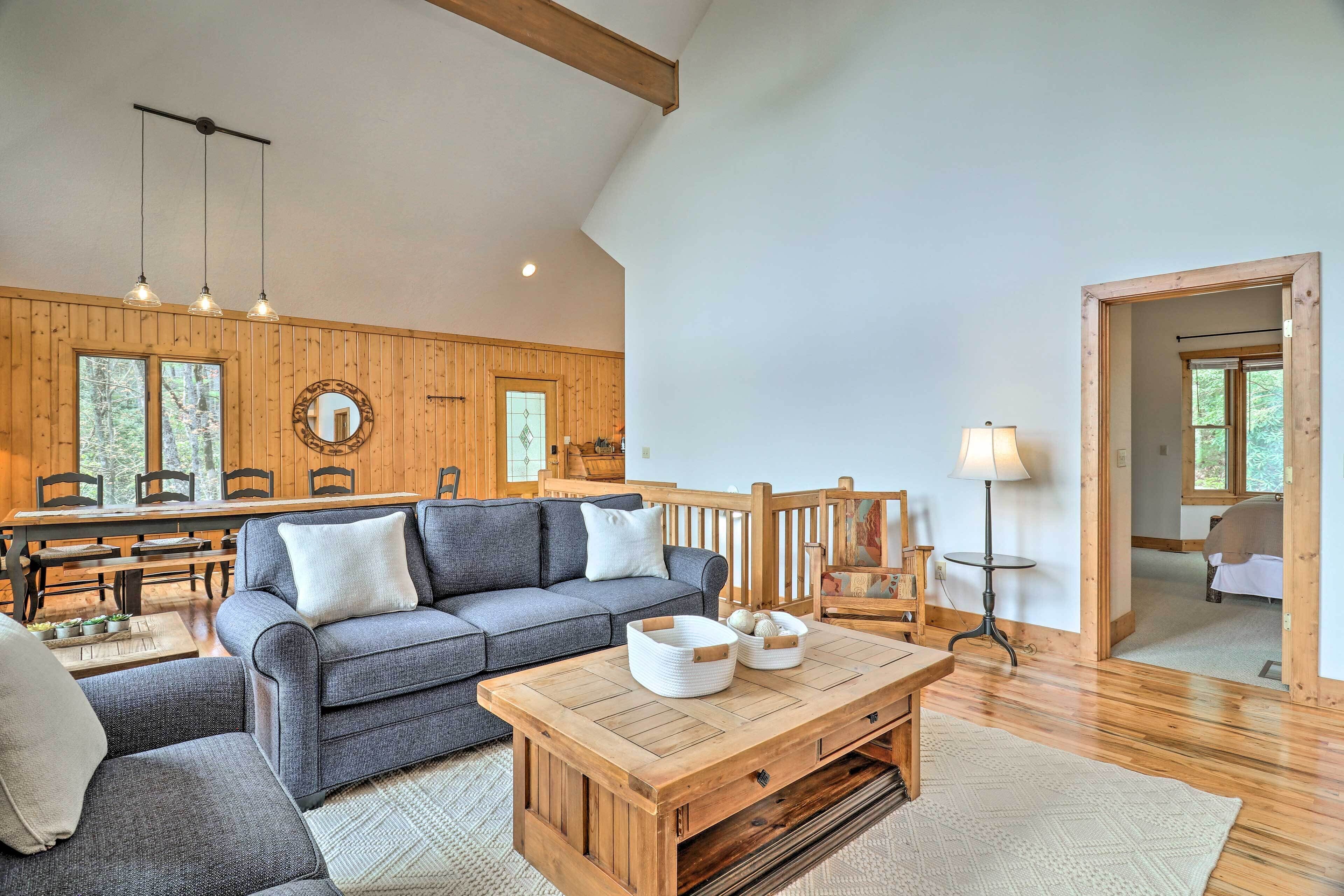 Sapphire Retreat w/ 2 Decks, Views & Resort Access