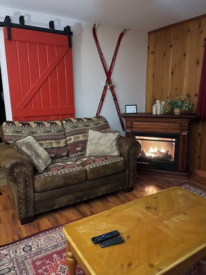 Smart TV, chimenea, videojuegos y tenis de mesa