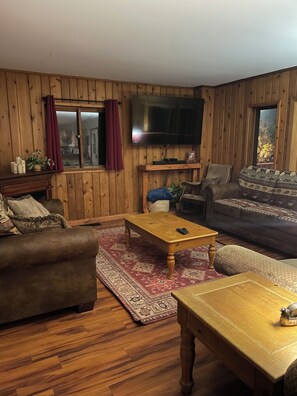 Een smart-tv, een open haard, videogames en een tafeltennistafel