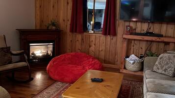 TV connectée, cheminée, jeux vidéo, table de tennis de table