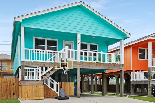 Flock On-Pet friendly beach house close to the beach, golf cart zone