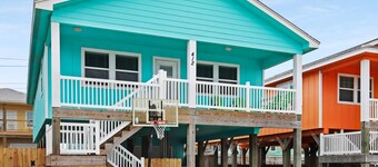 Flock On-Pet friendly beach house close to the beach, golf cart zone