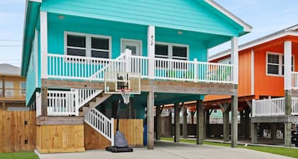 Flock On-Pet friendly beach house close to the beach, golf cart zone