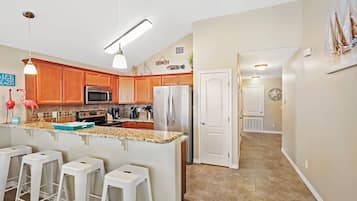 Køleskab, mikrobølgeovn, ovn, kogeplade