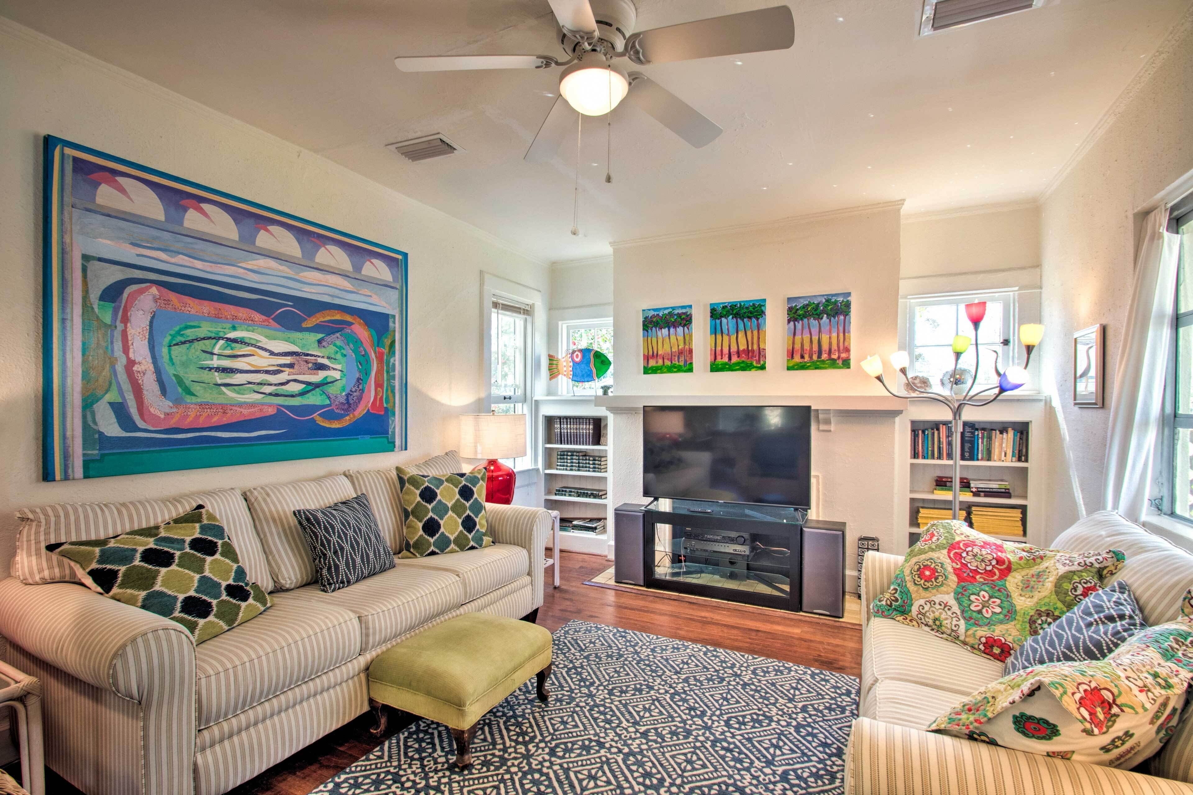 Colorful Pensacola Oasis: 1 Block to Bayview Park!