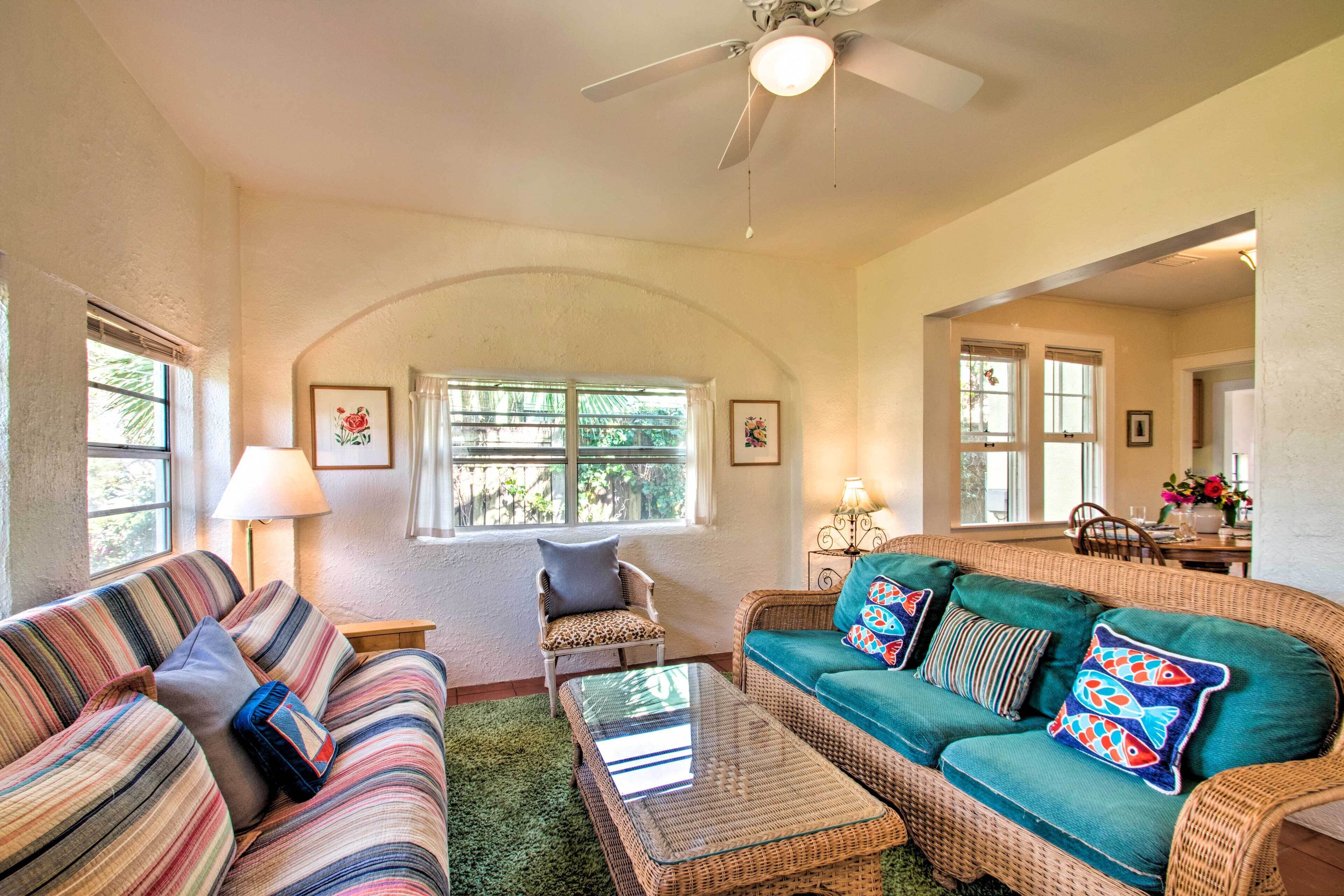 Colorful Pensacola Oasis: 1 Block to Bayview Park!