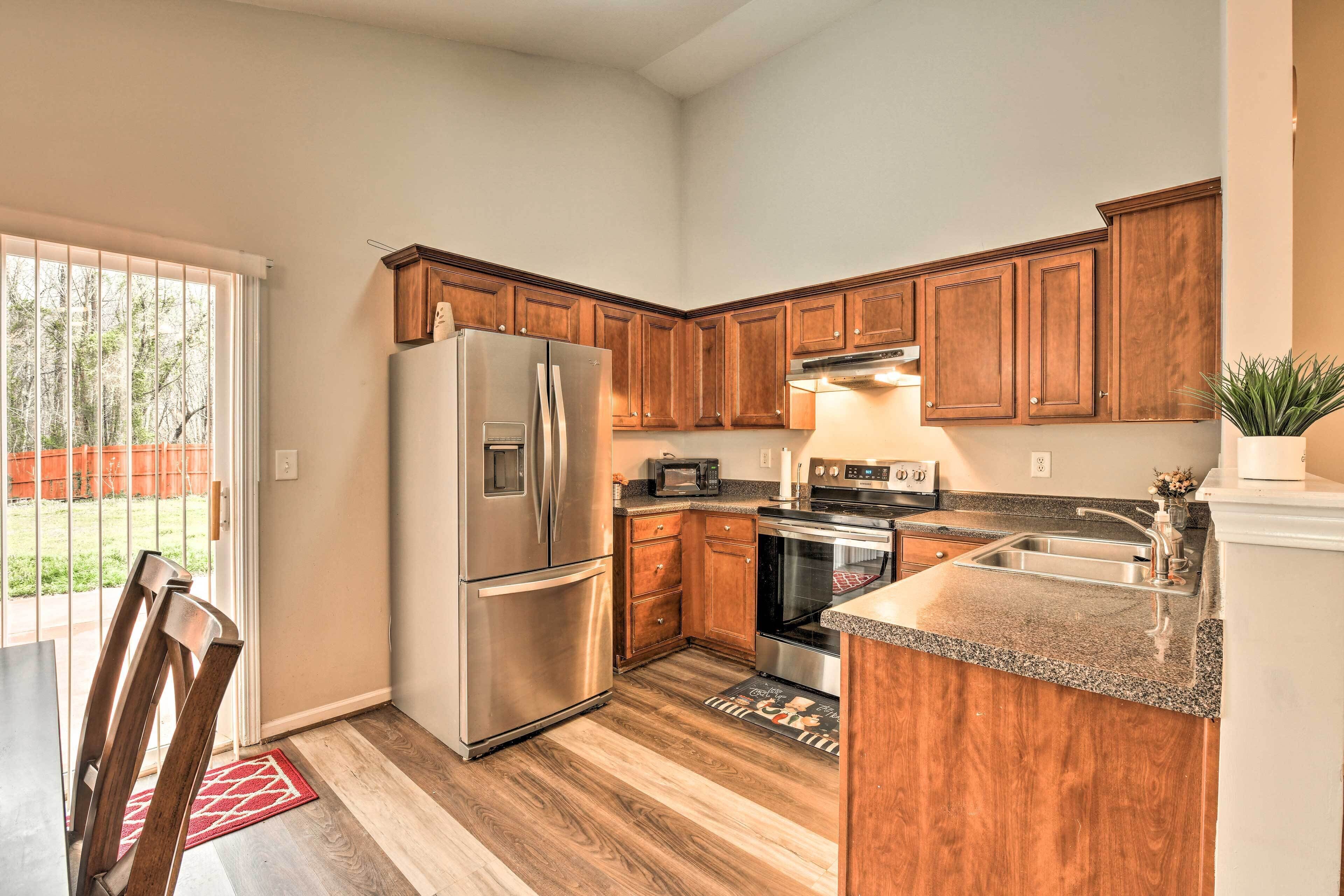 Pet-Friendly Retreat w/ Yard: ~ 8 Mi to Downtown!