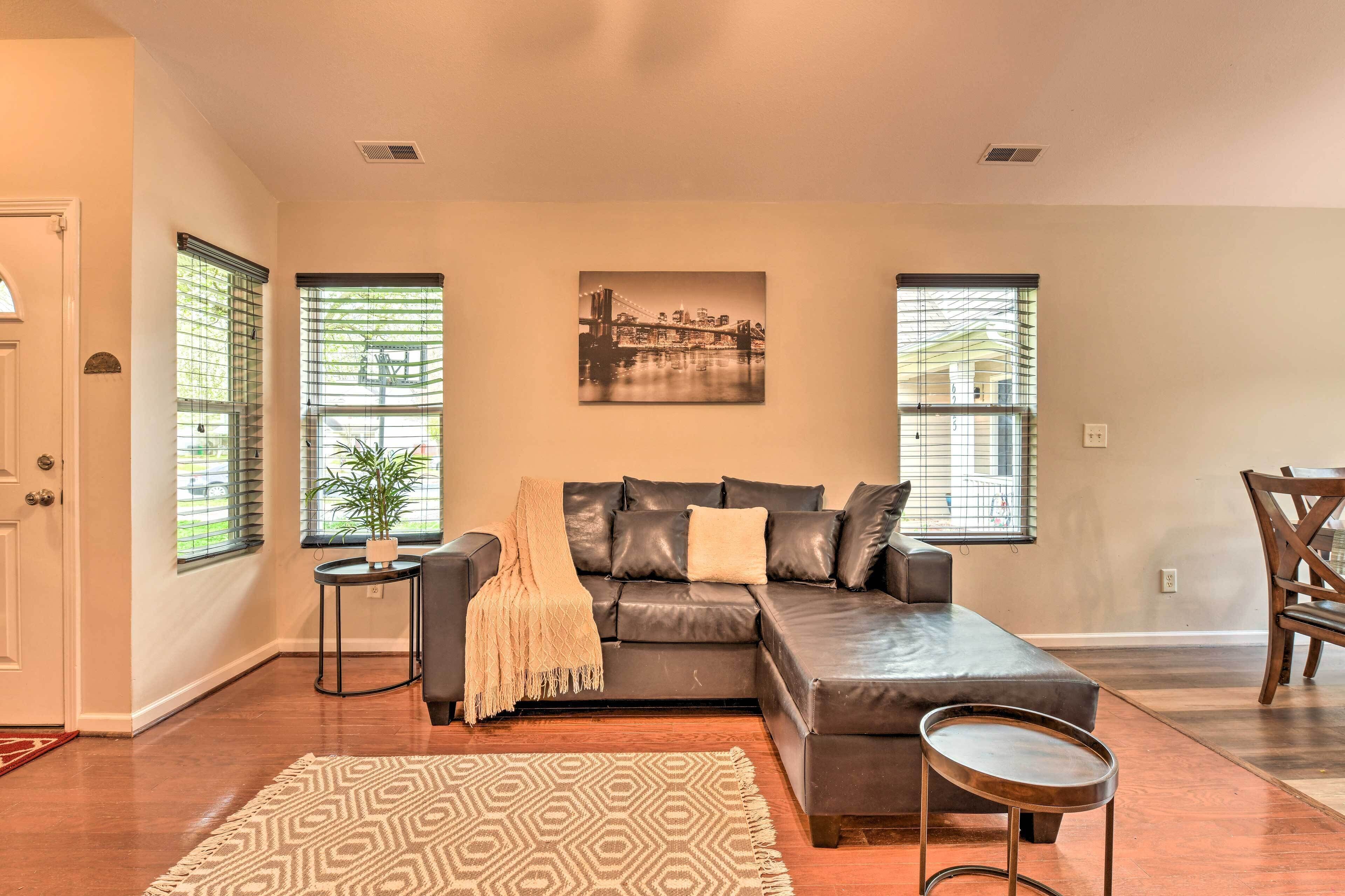 Pet-Friendly Retreat w/ Yard: ~ 8 Mi to Downtown!
