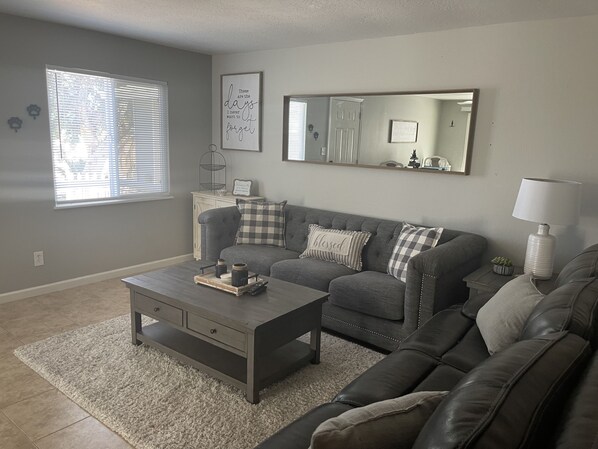 Smart TV, chimenea, mesa de ping pong