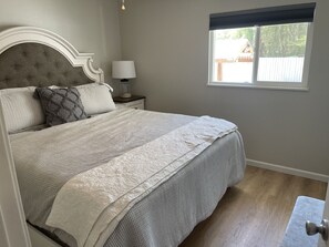 3 bedrooms, free WiFi, bed sheets - One block to the River, sports park, dogs, AC garage games! (Bullhead City)