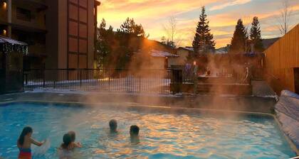 Walk to town and chairlifts. Pool/hot tubs & free parking, spectacular views!!