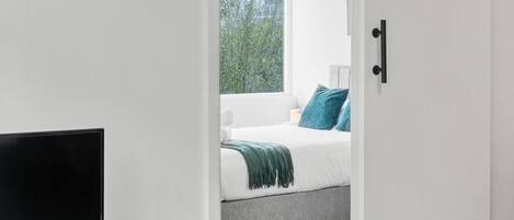 1 chambre, bureau, fer et planche à repasser, lit parapluie