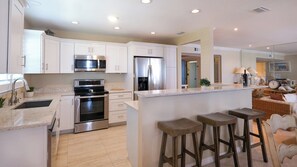 Kjøleskap, mikrobølgeovn, ovn og kokeplater