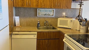 Een koelkast, een magnetron, een oven, een kookplaat