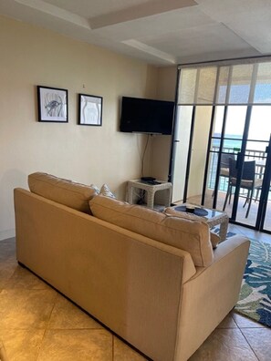 Living area - Hawaiian Prinicess one bedroom
1990/NUC-2240 (Waianae)