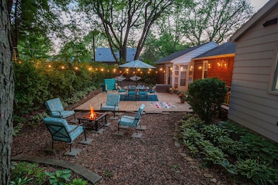 Refreshing Mid-Mod Retreat BG • Indoor/Outdoor Hot Tub • Fenced Yard