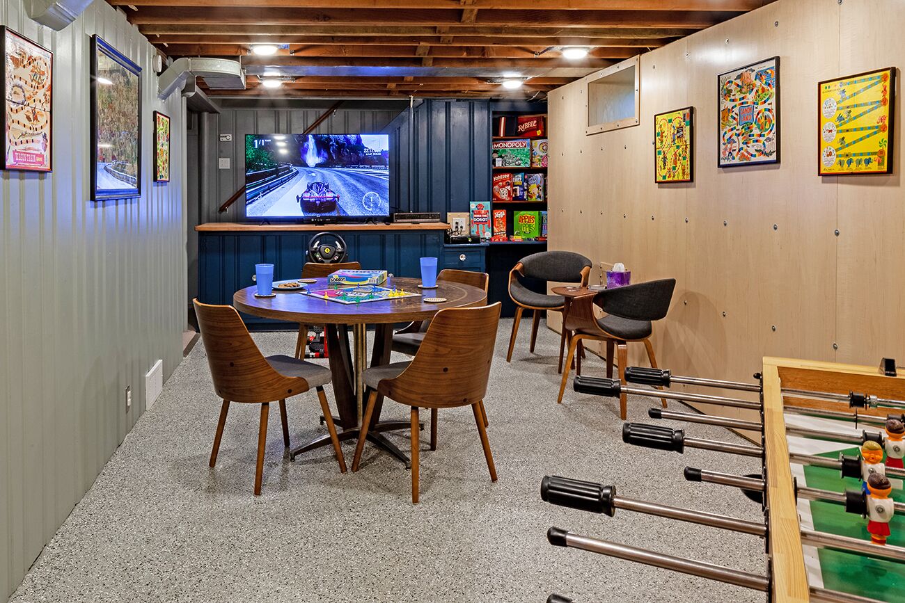 In/Outdoor HotTub - Fenced Yard - Rec Room - Games