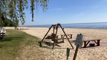 Chaises longues, serviettes de plage