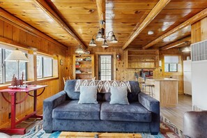 Fernseher, Kamin, Bücher