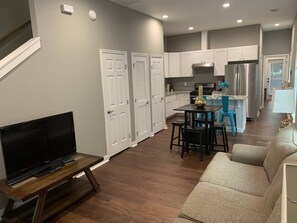 TV - Beautiful Space in Grant Park, Close to Downtown! (Atlanta)