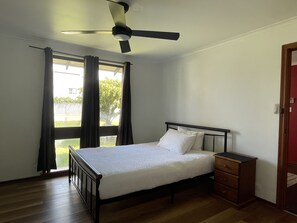 4 bedrooms, desk, free WiFi, bed sheets