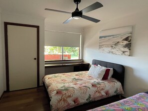 5 bedrooms, desk, free WiFi, bed sheets - Town Beach Short Stay on Ormsby Terrace                   Beach across the Road. (Mandurah)