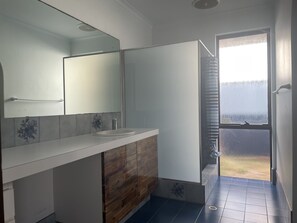 Bathtub, soap, toilet paper - Town Beach Short Stay on Ormsby Terrace Beach across the Road. (Mandurah)
