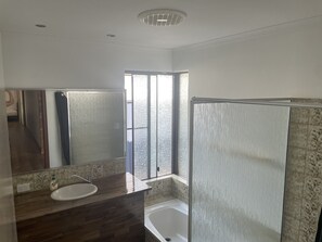 Bathtub, soap, toilet paper - Town Beach Short Stay on Ormsby Terrace                   Beach across the Road. (Mandurah)