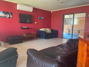 Smart TV, fireplace, DVD player - Town Beach Short Stay on Ormsby Terrace                   Beach across the Road. (Mandurah)