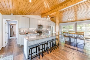 Fridge, microwave, oven, stovetop - Secluded Lakefront Gem W/ Free WiFi, Two-Level Deck, Private Dock & Great Views (Mineral)