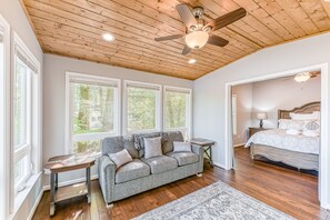 2 bedrooms, iron/ironing board, internet, bed sheets