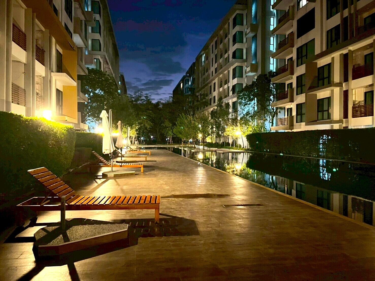 Seasonal outdoor pool, open 7:00 AM to 8:00 AM, pool loungers