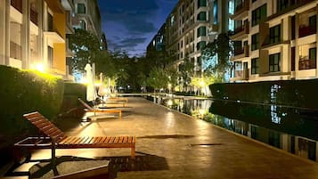Seasonal outdoor pool, open 7:00 AM to 8:00 AM, pool loungers