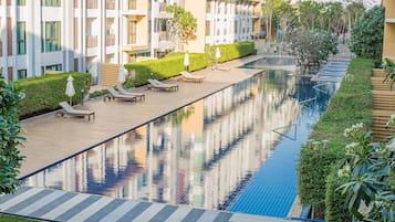 Seasonal outdoor pool, open 7:00 AM to 8:00 AM, pool loungers