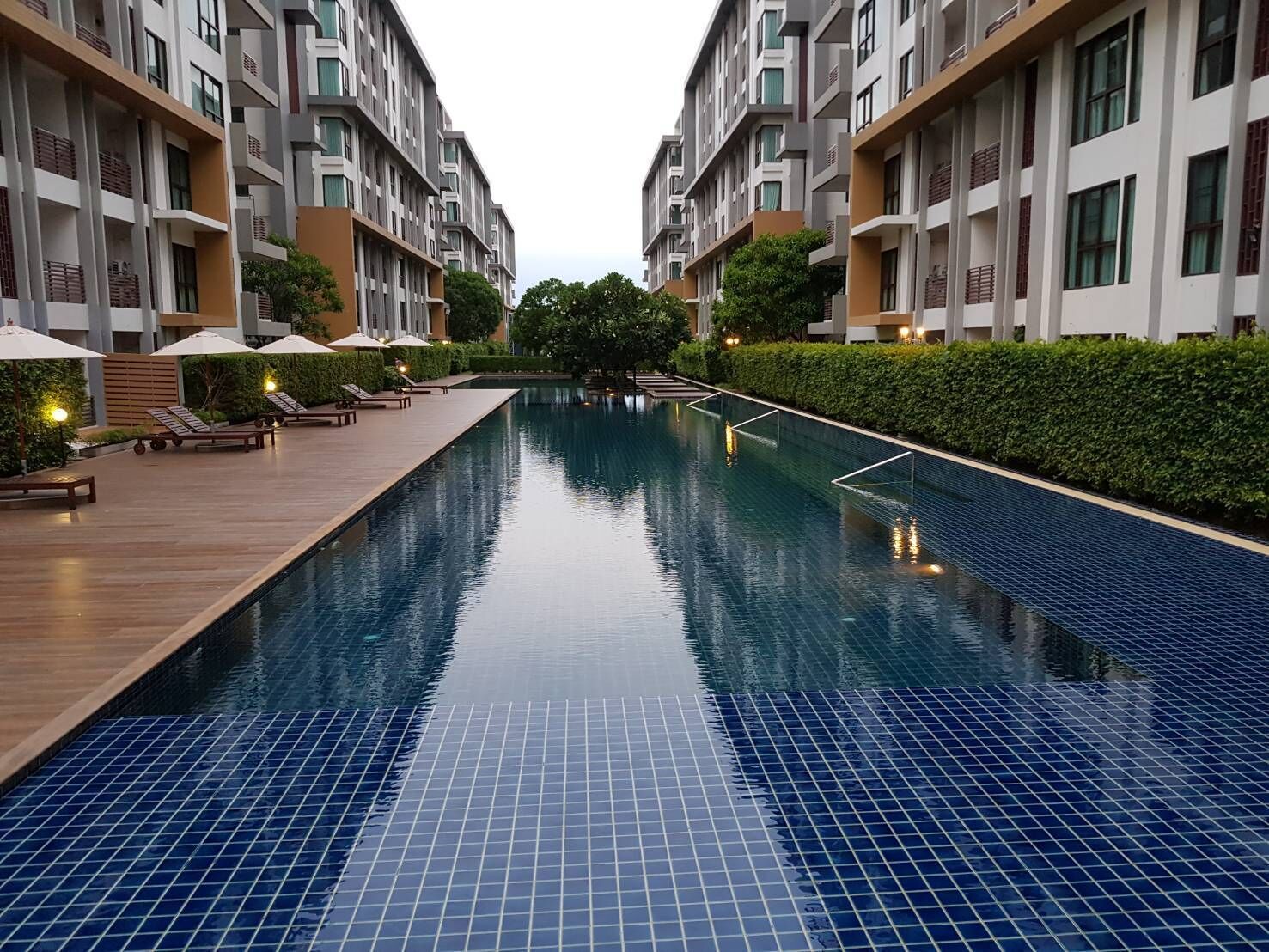 Seasonal outdoor pool, open 7:00 AM to 8:00 AM, pool loungers