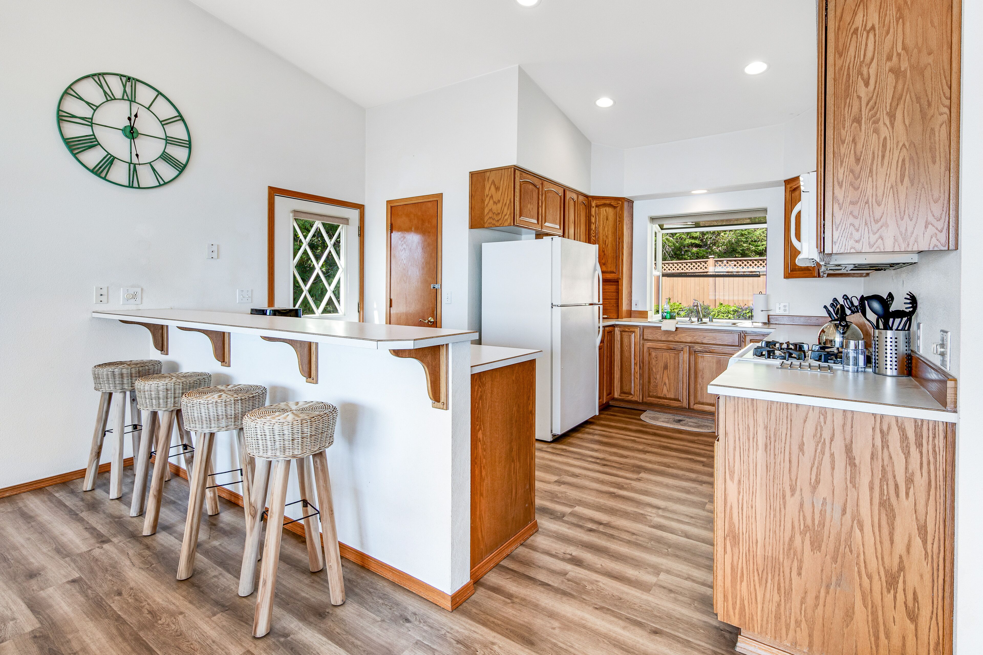 Dreamy coastal retreat with pool table, ping-pong, water view, 2 kitchens