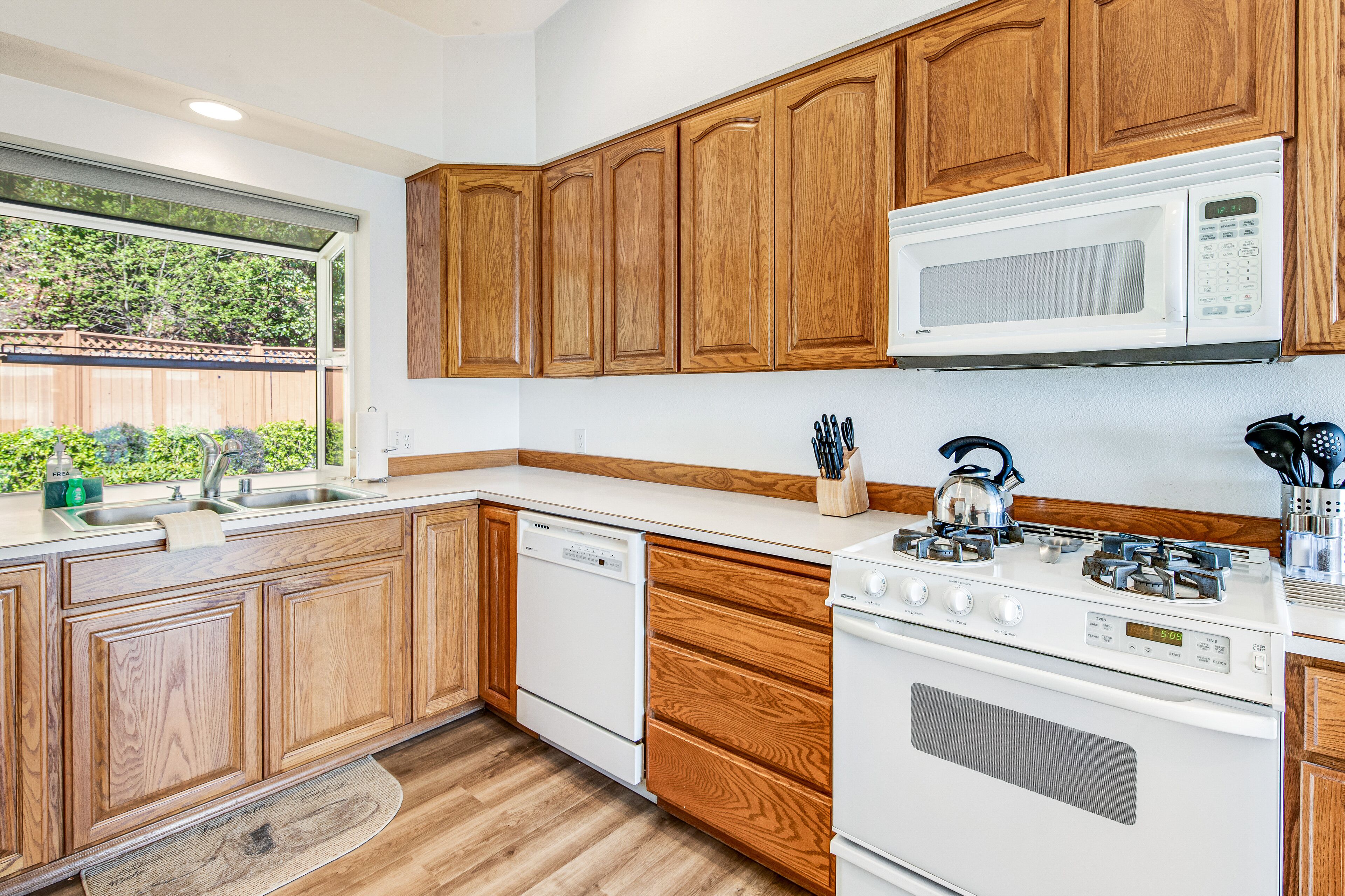 Dreamy coastal retreat with pool table, ping-pong, water view, 2 kitchens