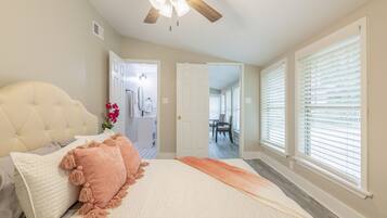 3 bedrooms, desk, iron/ironing board, free WiFi