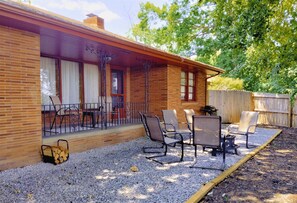 Outdoor dining - Vintage Brick Ranch Home, in the heart of Sevierville - Min 30 day Stay (Sevierville)
