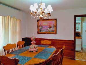 Dining - Vintage Brick Ranch Home, in the heart of Sevierville - Min 30 day Stay (Sevierville)