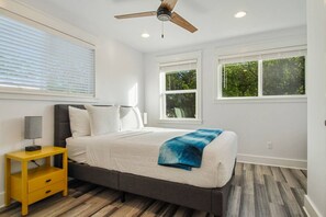 3 bedrooms, desk, WiFi, bed sheets
