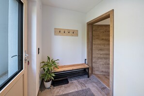 Interior - "Ferienwohnung am Mühlbachl" with Mountain View, Private Terrace & Wi-Fi (Rohrberg)