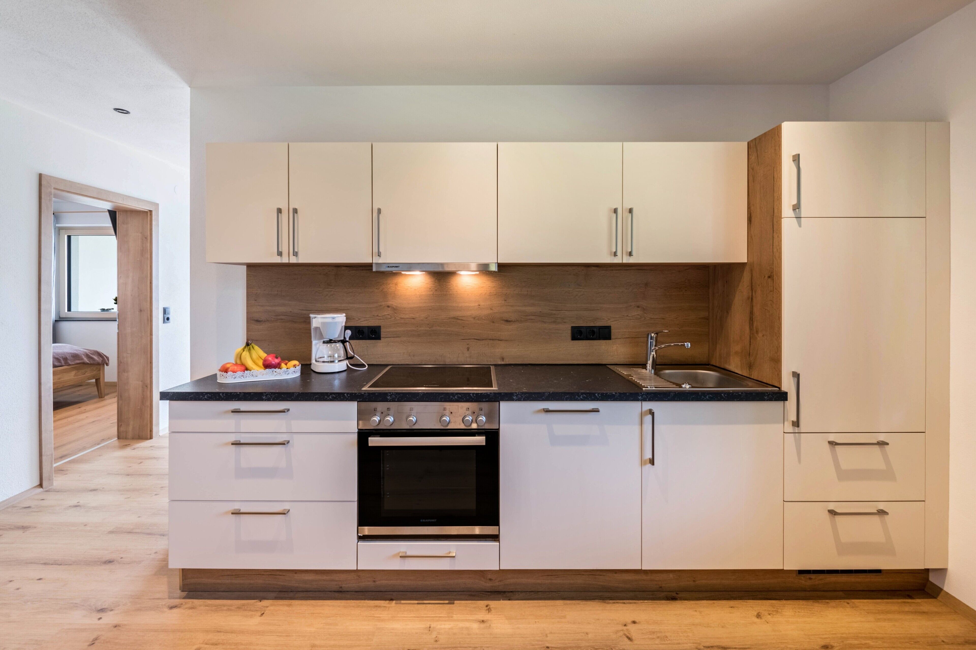 Frigorífico, horno, placa de cocina y lavavajillas