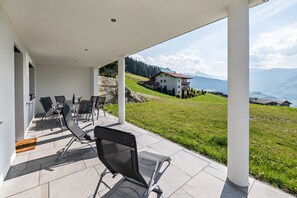 Outdoor dining - "Ferienwohnung am Mühlbachl" with Mountain View, Private Terrace & Wi-Fi (Rohrberg)