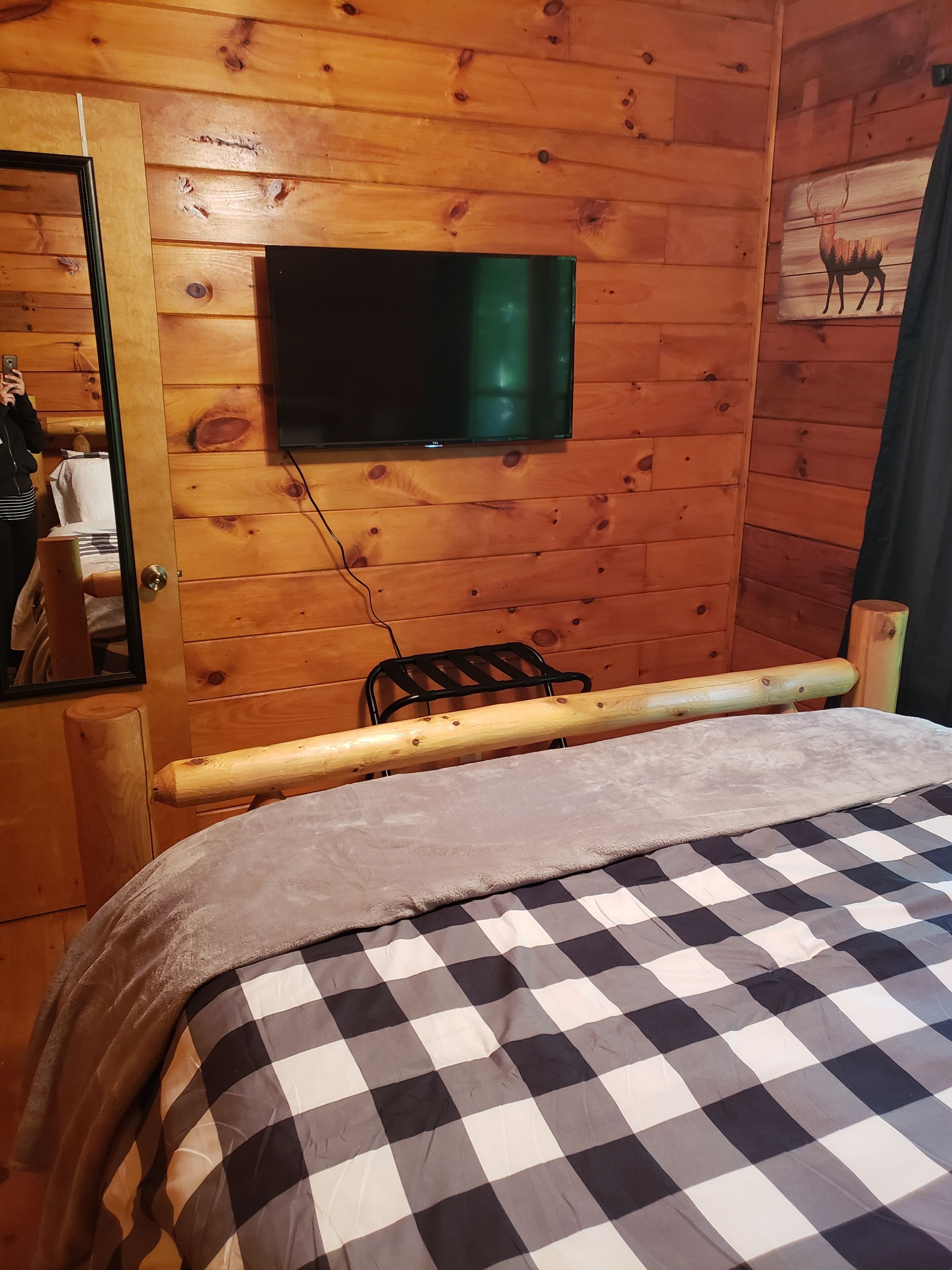 NEW* pond view, Private,2BR,Hottub+ Firepit*