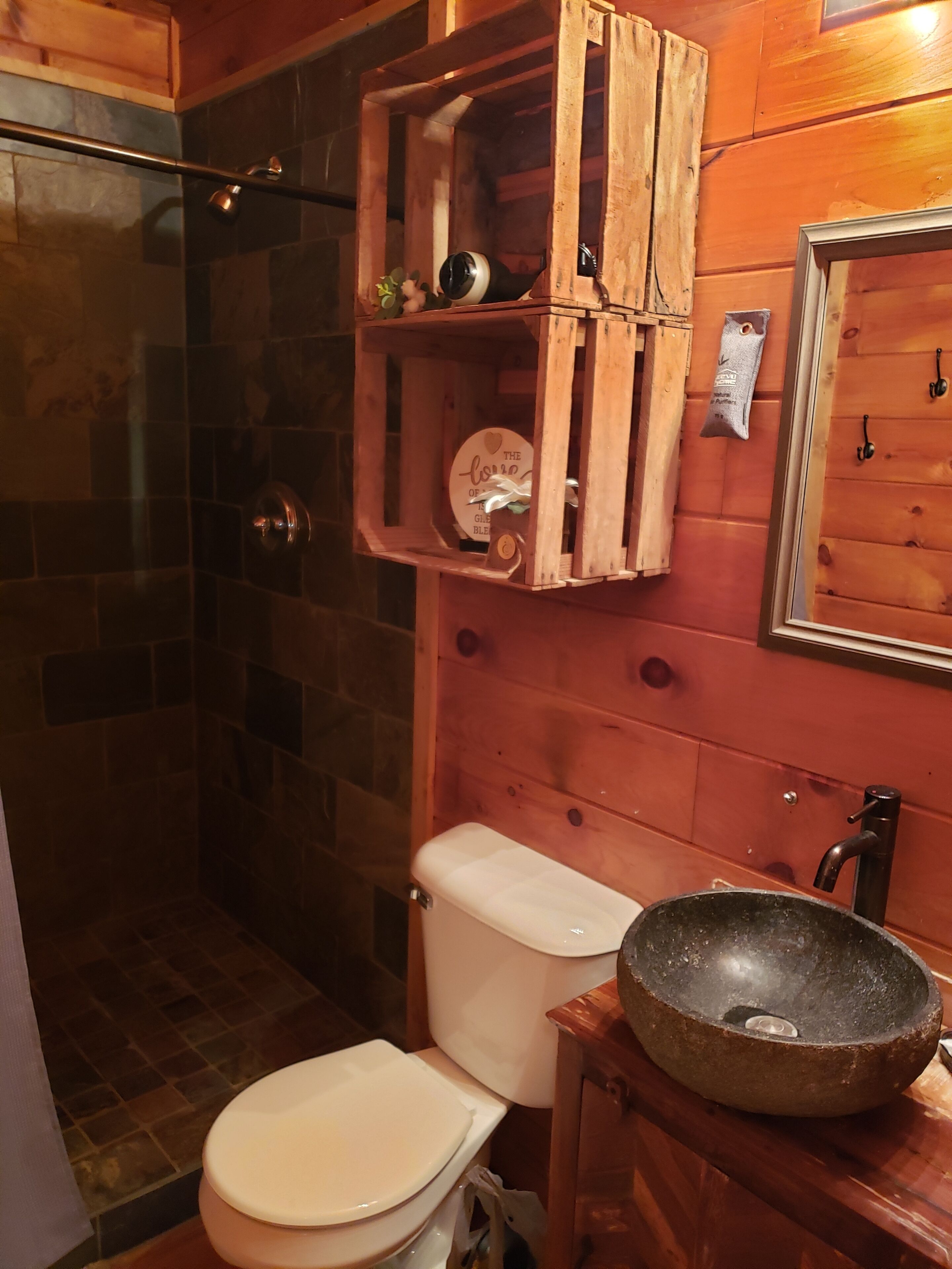 NEW* pond view, Private,2BR,Hottub+ Firepit*