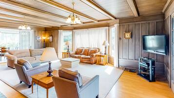 Fernseher, Kamin, DVD-Player, Bücher