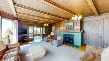 Fernseher, Kamin, DVD-Player, Bücher